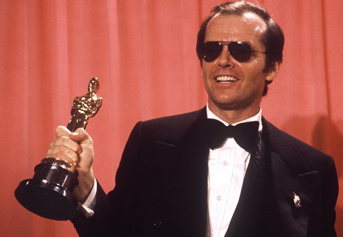 Actor Jack Nicholson, named best actor of 1975 by the Motion Picture Acedemy, holds the Oscar he won for his role in 'One Flew over the Cuckoo's Nest' in Los Angeles March 30, 1975. (AP Photo)